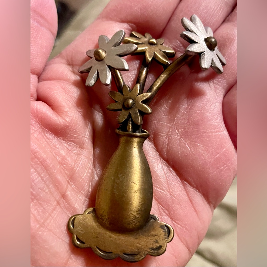 Antique-Style Brass Flower Vase Wall Accent - Gold 14$